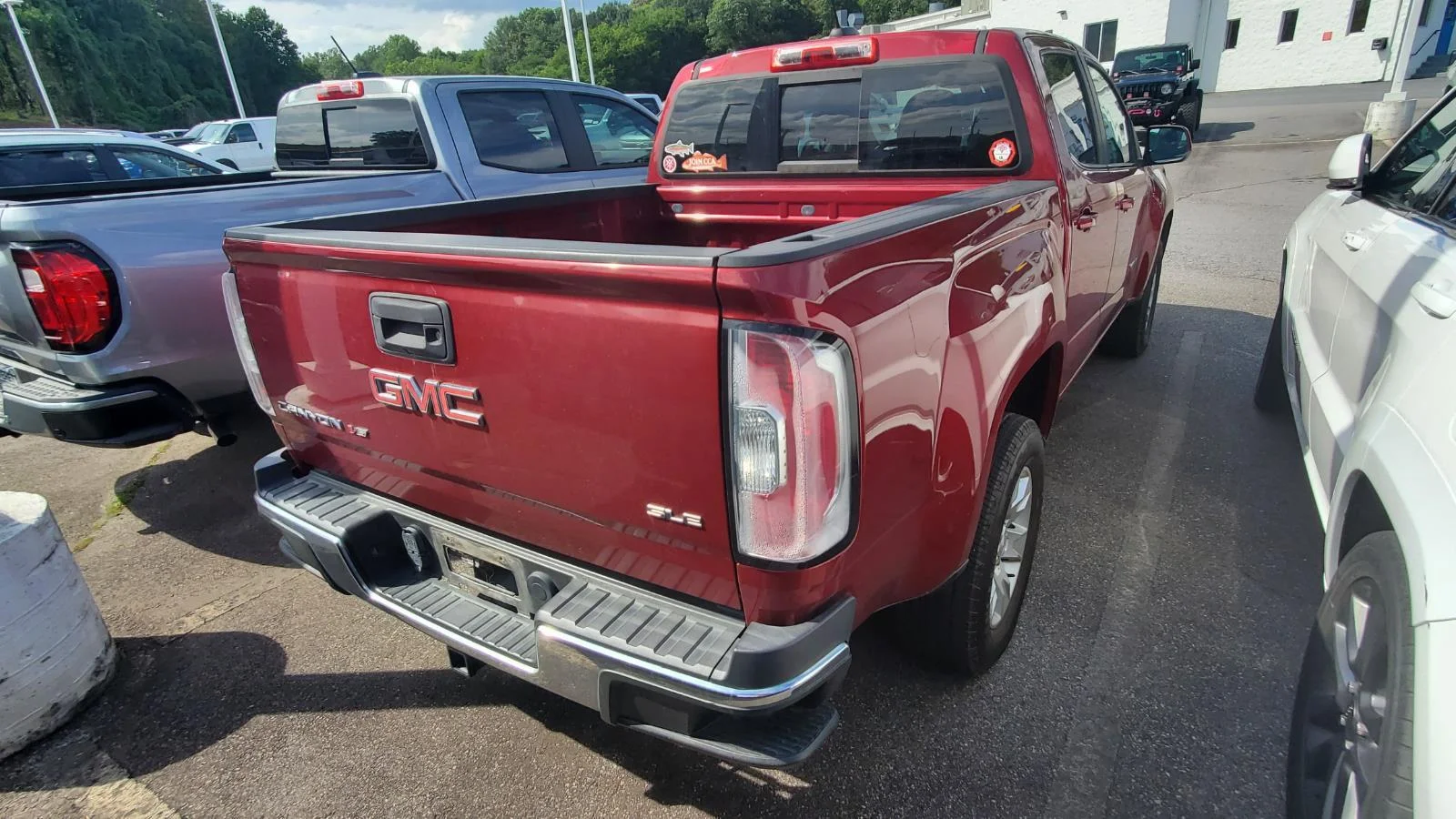 Used 2018 RED QUARTZ TINTCOAT GMC 2WD SLE image 9