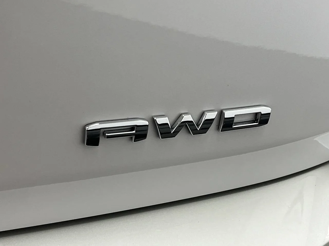 Used 2024 White Frost Tricoat GMC Denali image 36