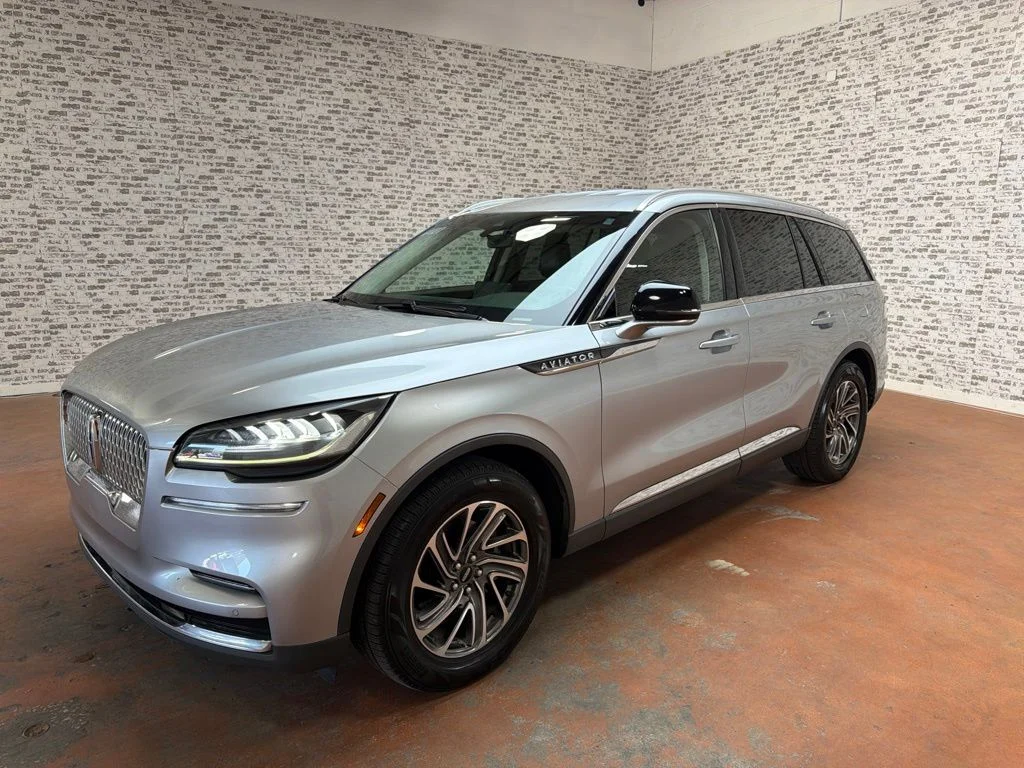Used 2022 Silver Radiance Metallic Clearcoat Lincoln Standard image 3