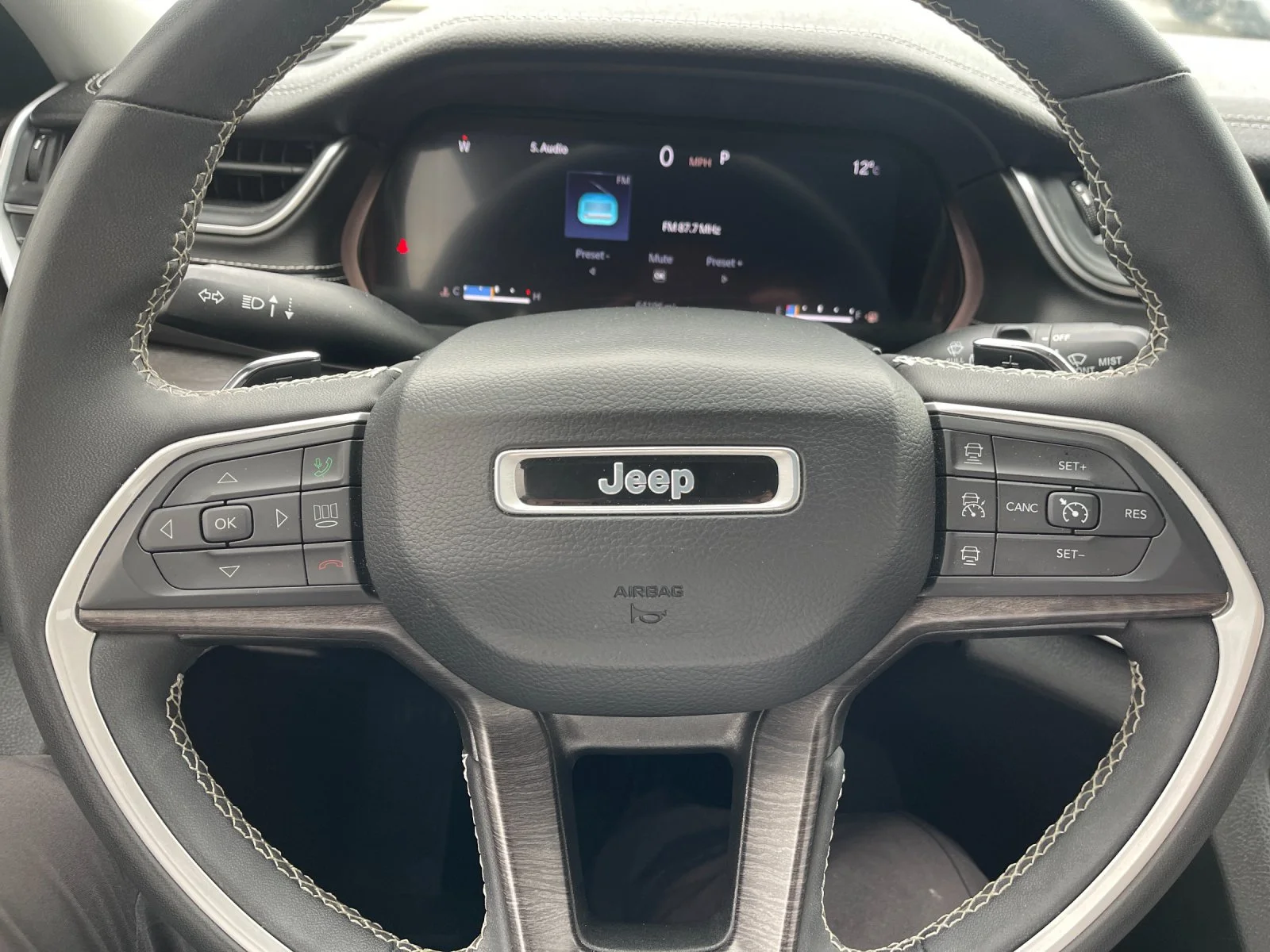 Used 2023  Jeep Limited image 28