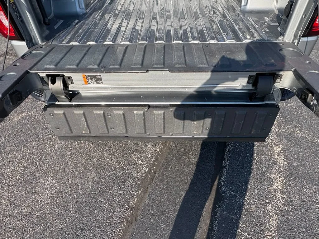 Used 2025 Sterling Metallic GMC SLT image 9