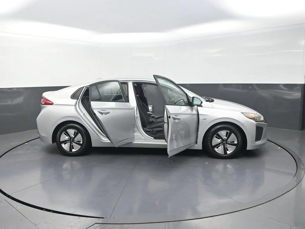 Used 2018 Silver Hyundai Blue image 38