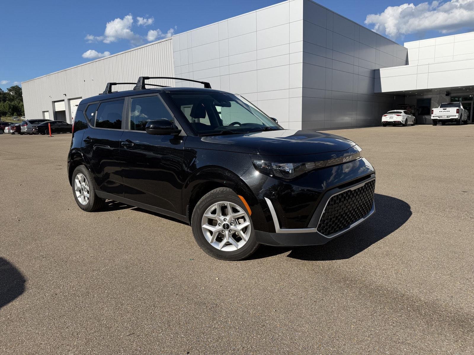 Used 2023 Fusion Black Kia LX image 3