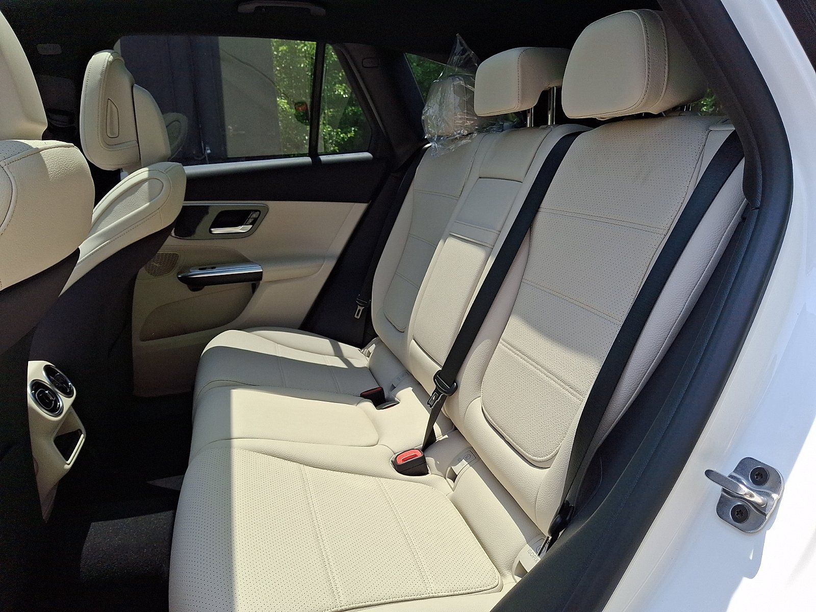 New 2026 Polar White Mercedes-Benz GLC 300 image 8