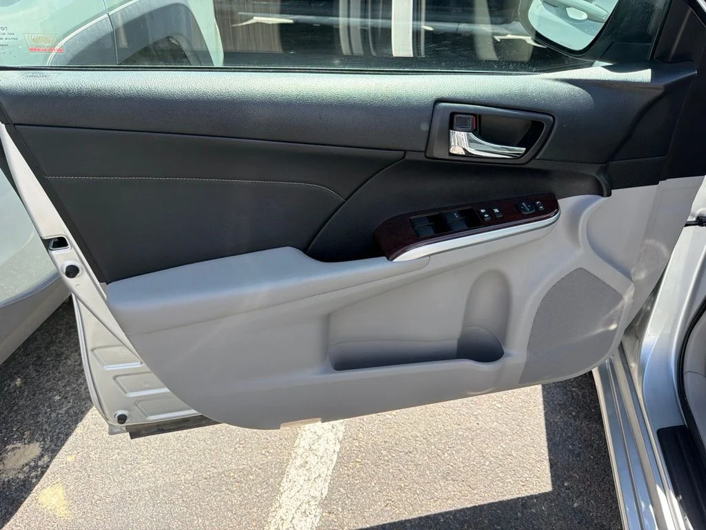 Used 2013 Classic Silver Metallic Toyota XLE image 6