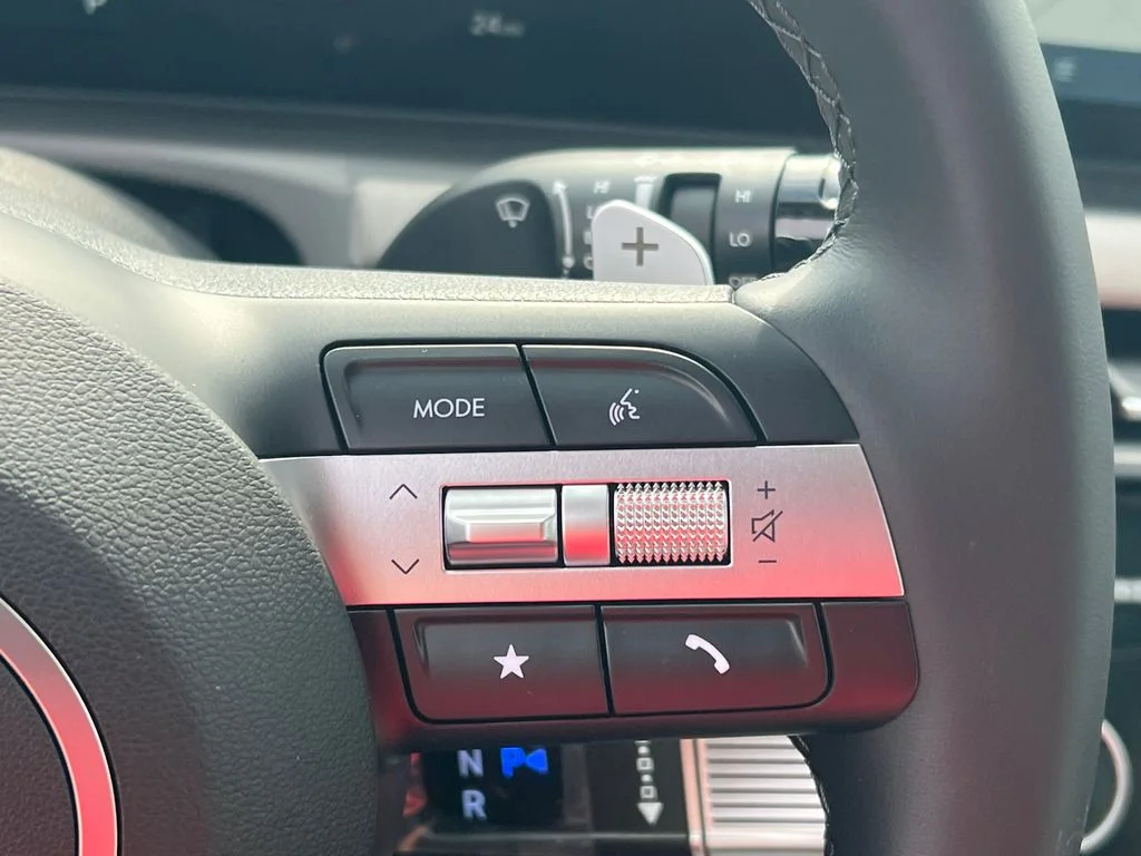 Used 2025 Red Hyundai SEL Convenience image 26