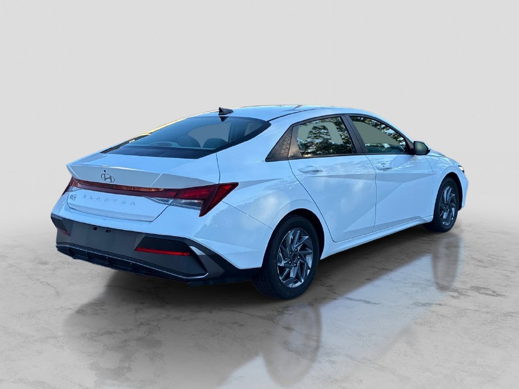 Used 2024 White Hyundai SEL image 7