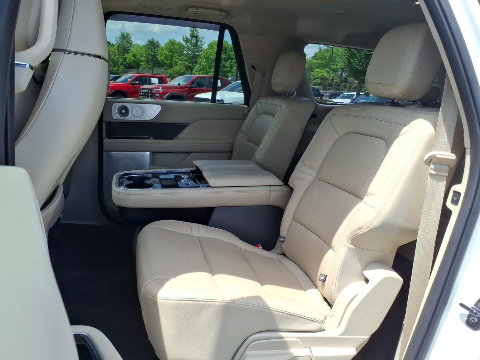Used 2021 Pristine White Lincoln Reserve image 17