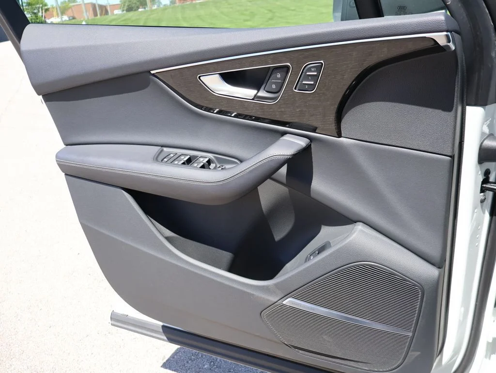 Used 2025  Audi 55 Premium Plus image 38