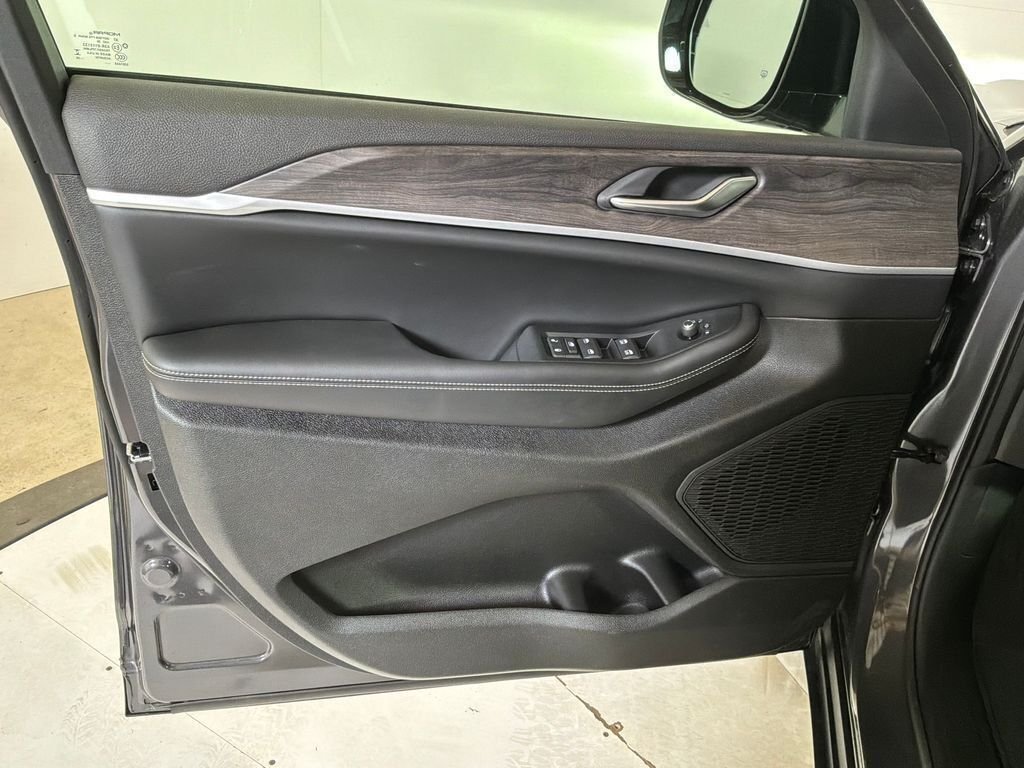 New 2026 Baltic Gray Metallic Clear-Coat Exterior Paint Jeep Altitude image 10