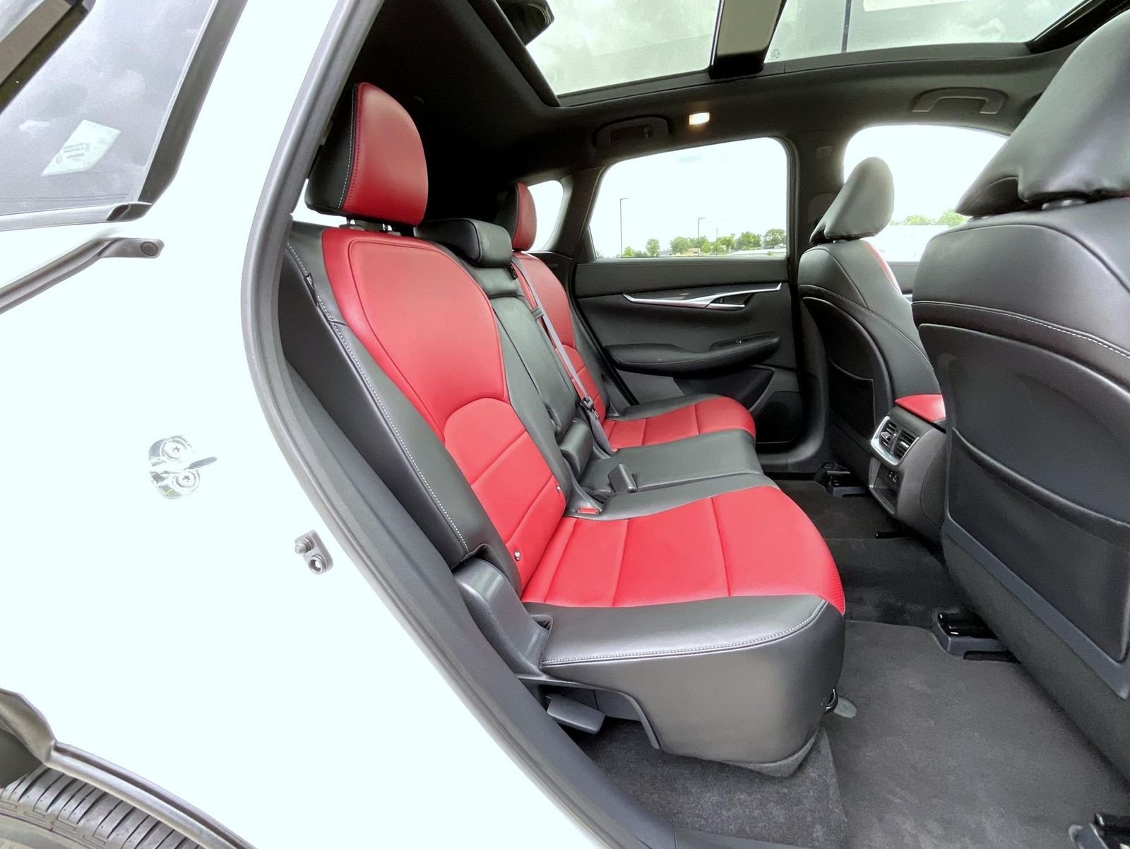 Used 2025 White INFINITI SPORT image 19