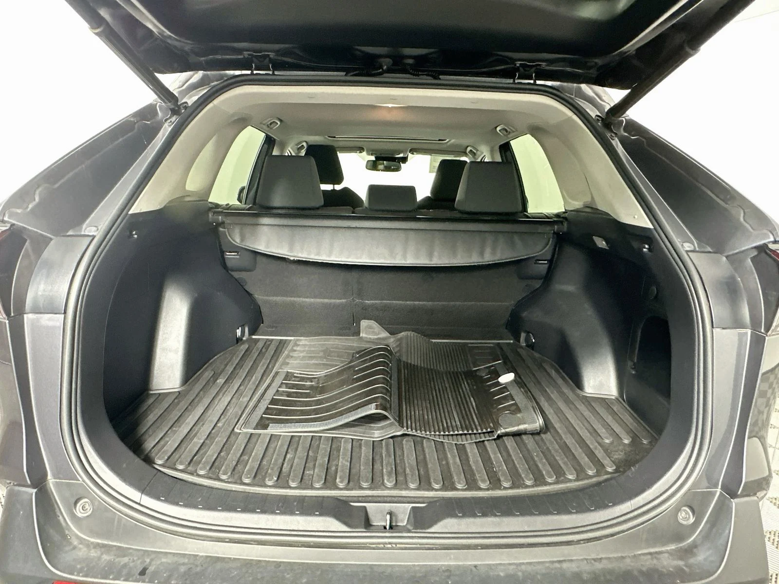 Used 2020 Magnetic Gray Metallic Toyota XLE image 27