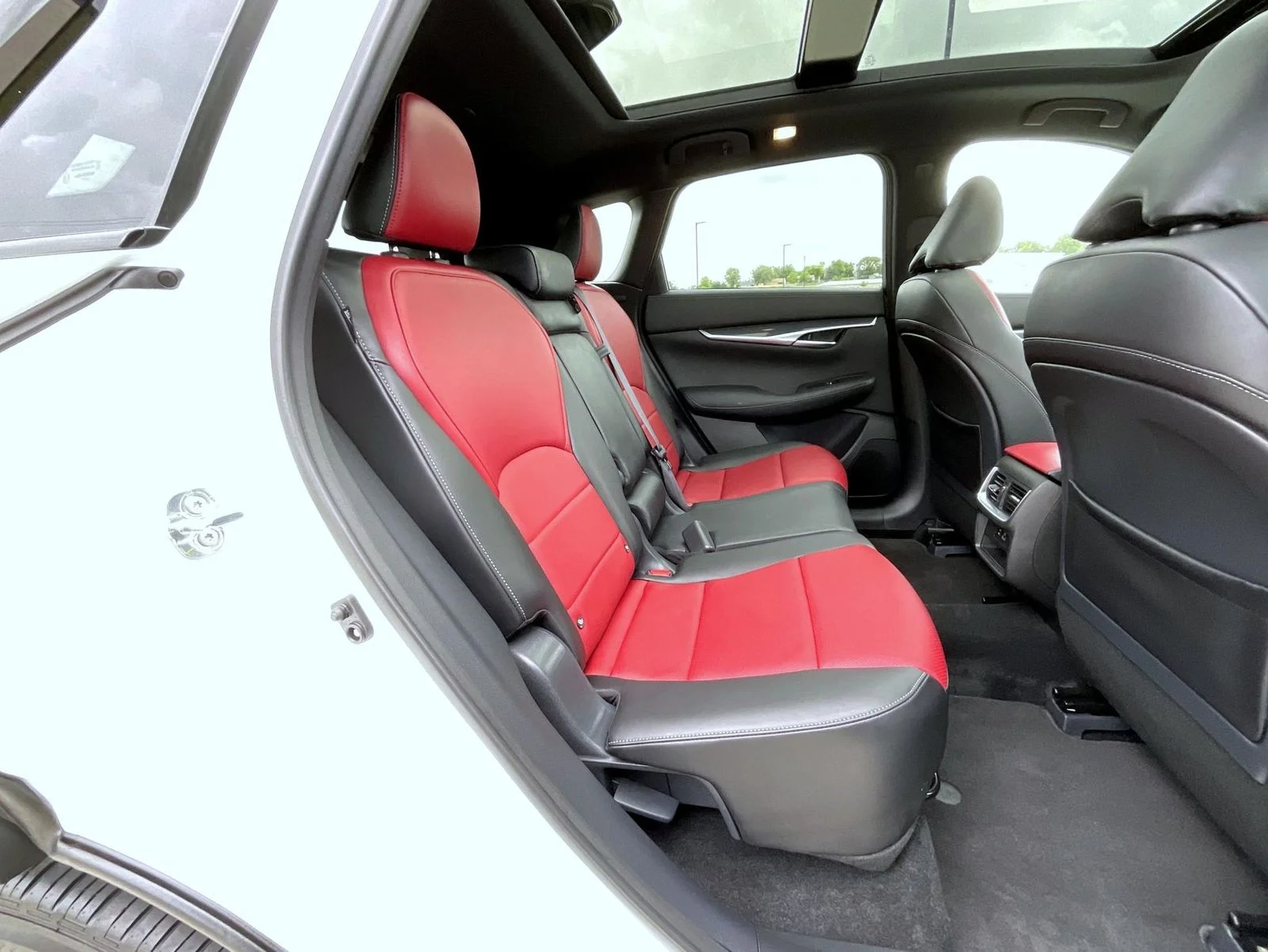Used 2025 White INFINITI SPORT image 19