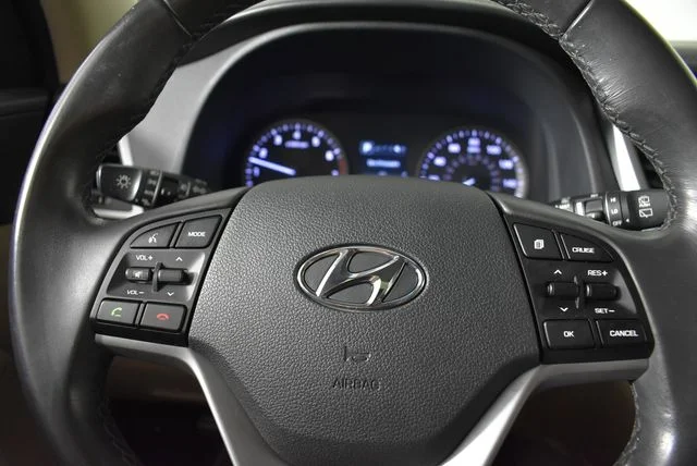 Used 2017 Black Hyundai SE Plus image 37