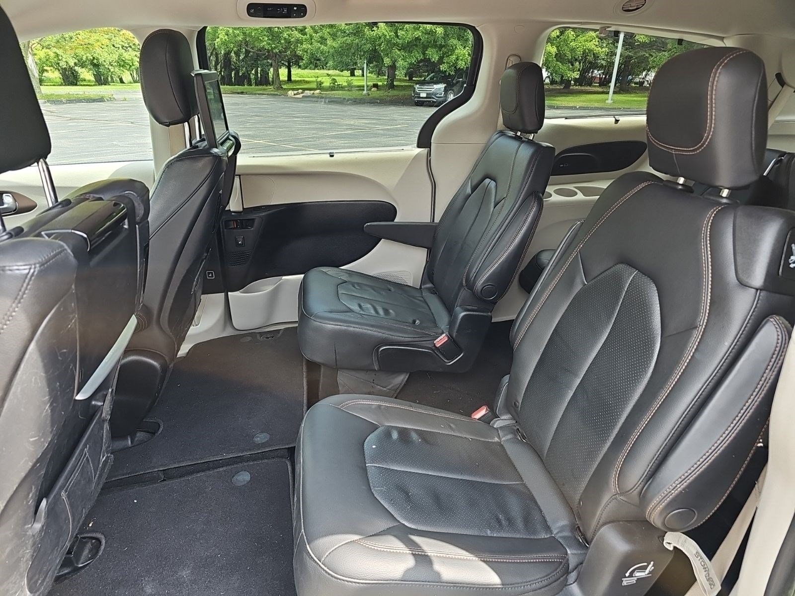 Used 2019 Granite Crystal Metallic Clearcoat Chrysler Touring L Plus image 17