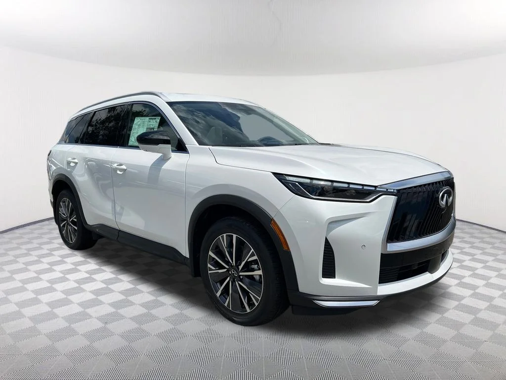 New 2027 RADIANT WHITE INFINITI Luxe FWD image 3