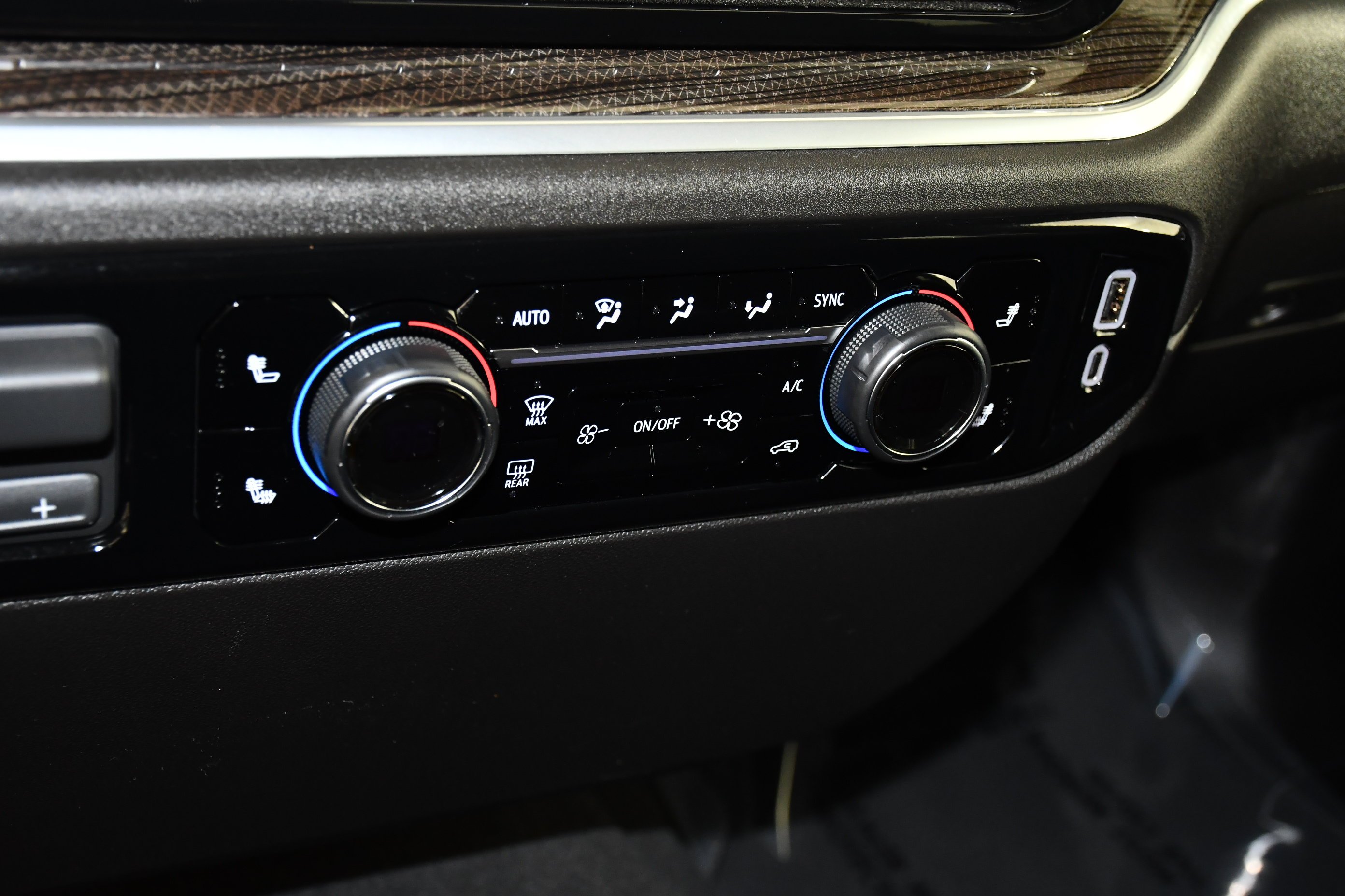 Used 2026 Summit White Chevrolet LT image 31