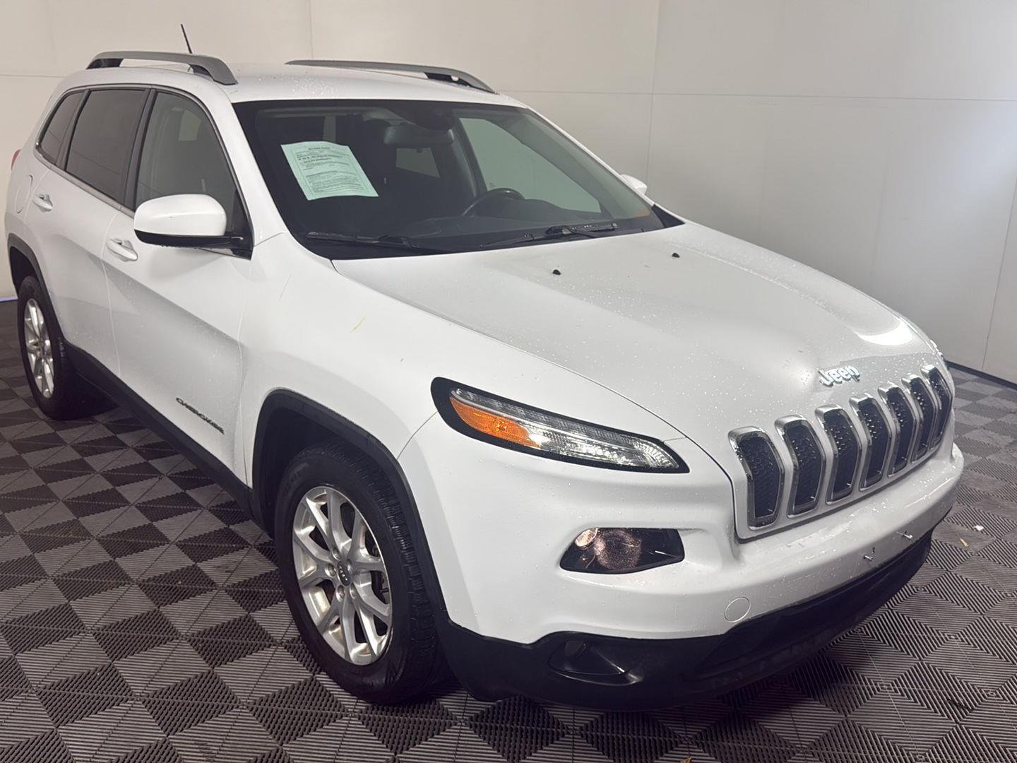 Used 2015 Bright White Clearcoat Jeep Latitude image 5