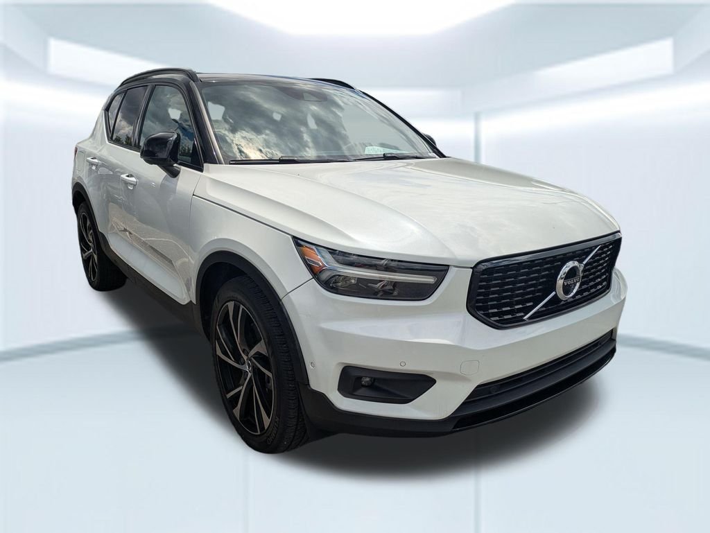 Used 2022 Crystal White Volvo R-Design image 3