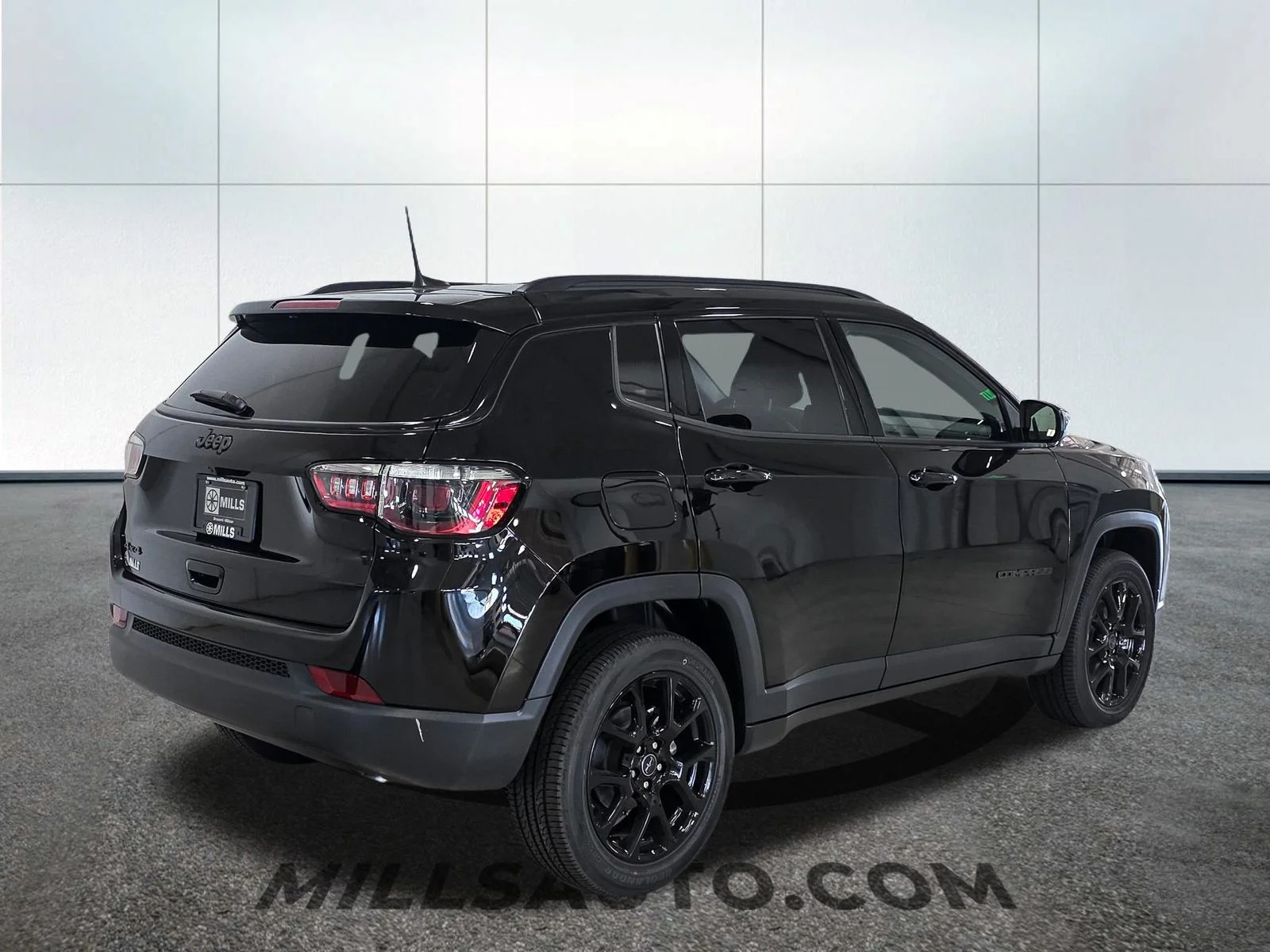New 2026 Diamond Black Crystal Pearl-Coat Exterior Paint Jeep Latitude image 8