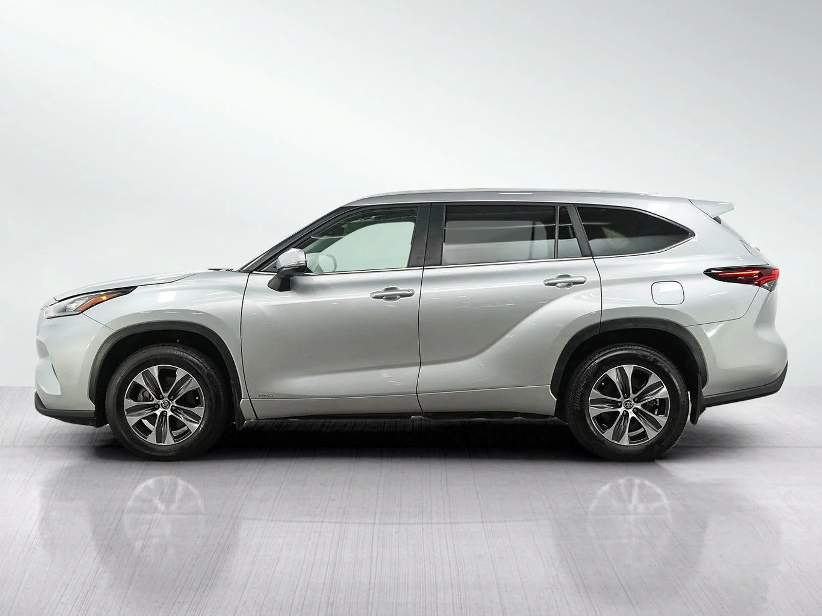 Used 2025 Toyota Highlander Hybrid XLE with VIN 5TDKBRCH6SS686635 for sale in Burnsville, Minnesota