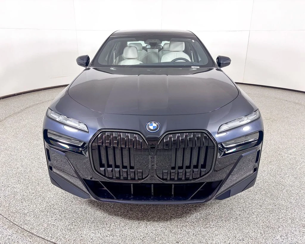 2025 BMW 7 Series 750e - Photo 6