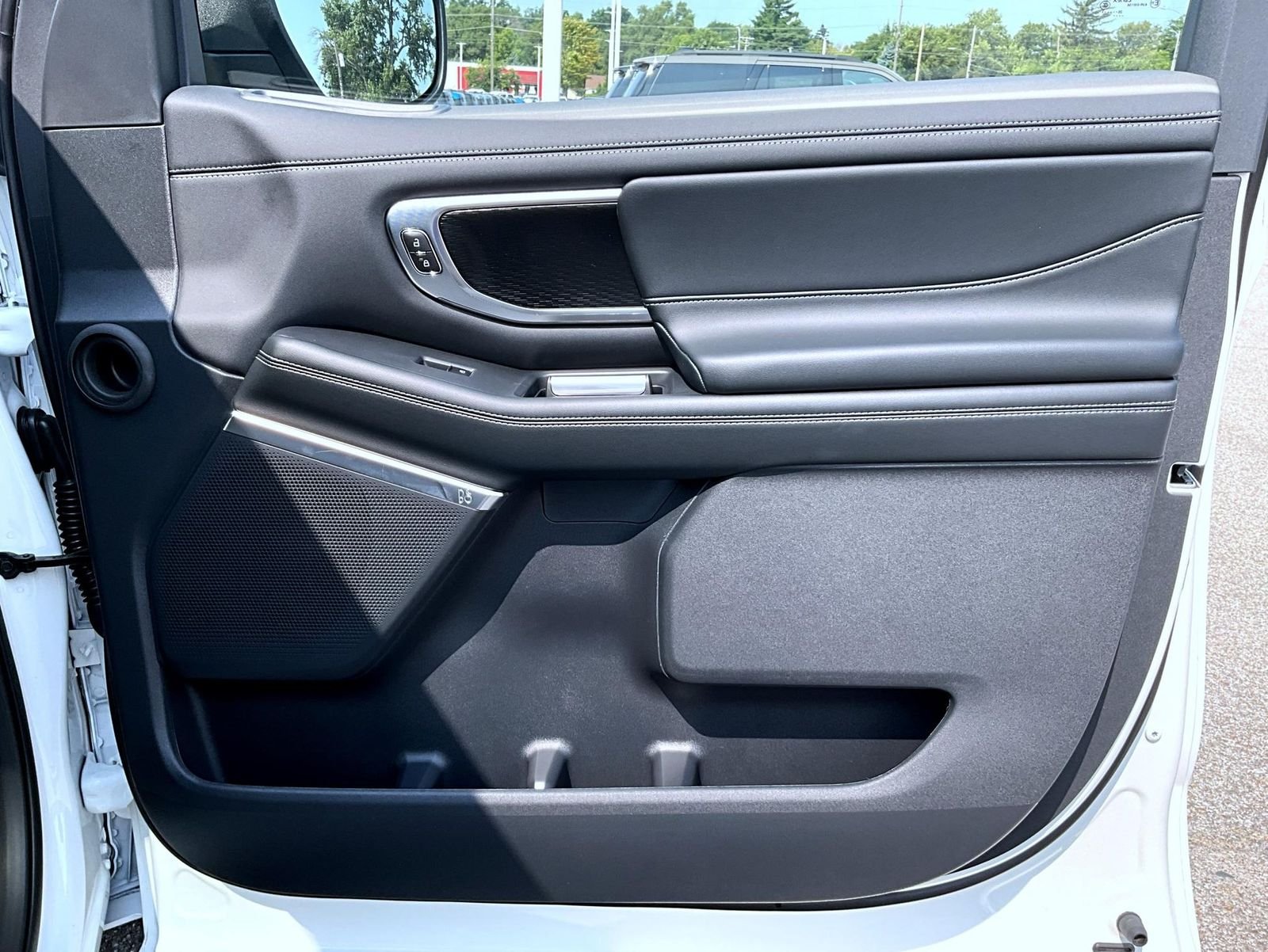 New 2027 Star White Metallic Tri-Coat Ford Platinum image 21