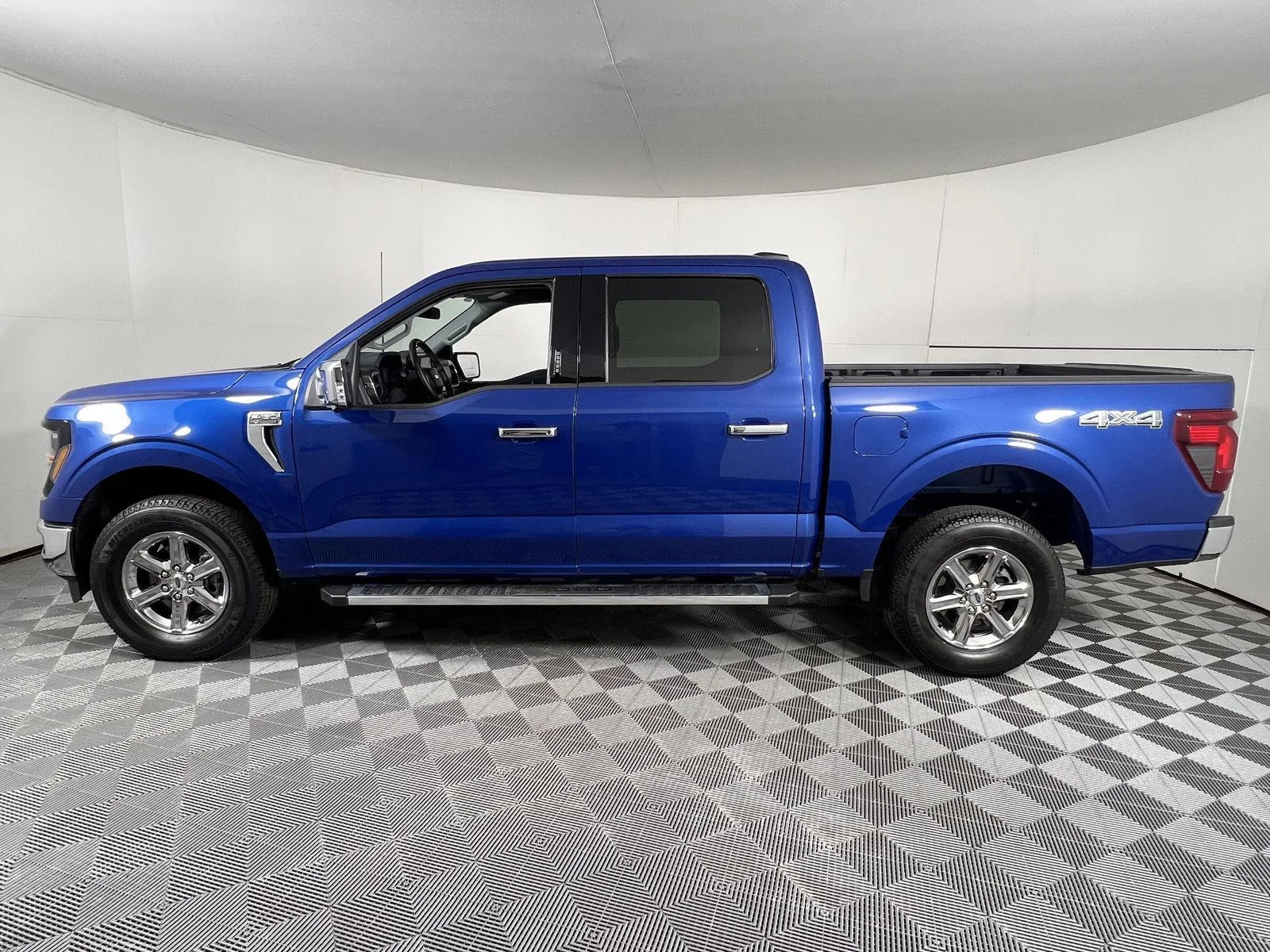 Used 2024 Atlas Blue Ford XLT image 7