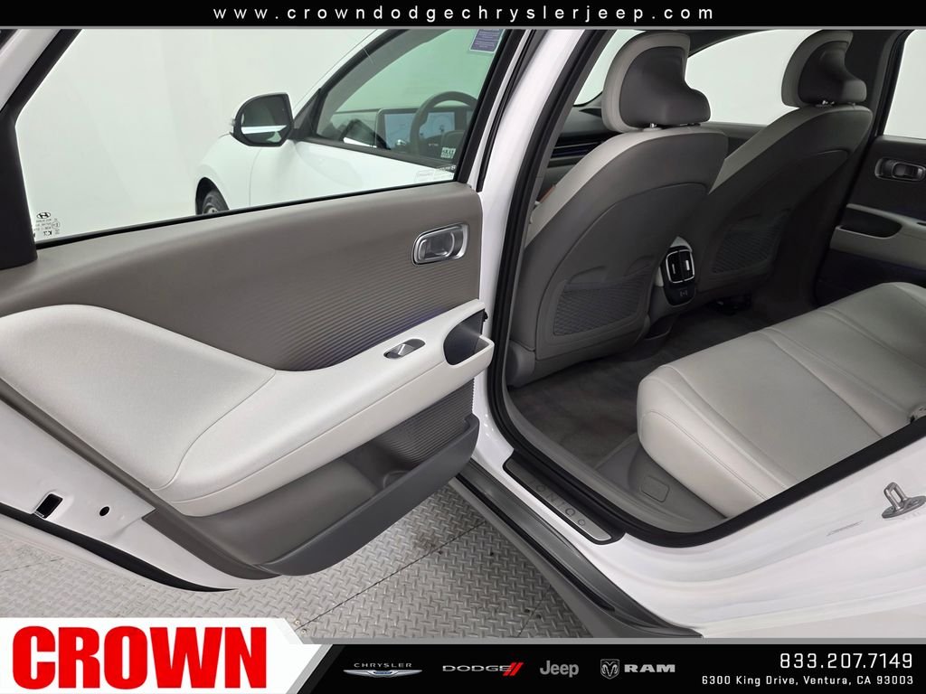Used 2023 White Hyundai SEL image 21
