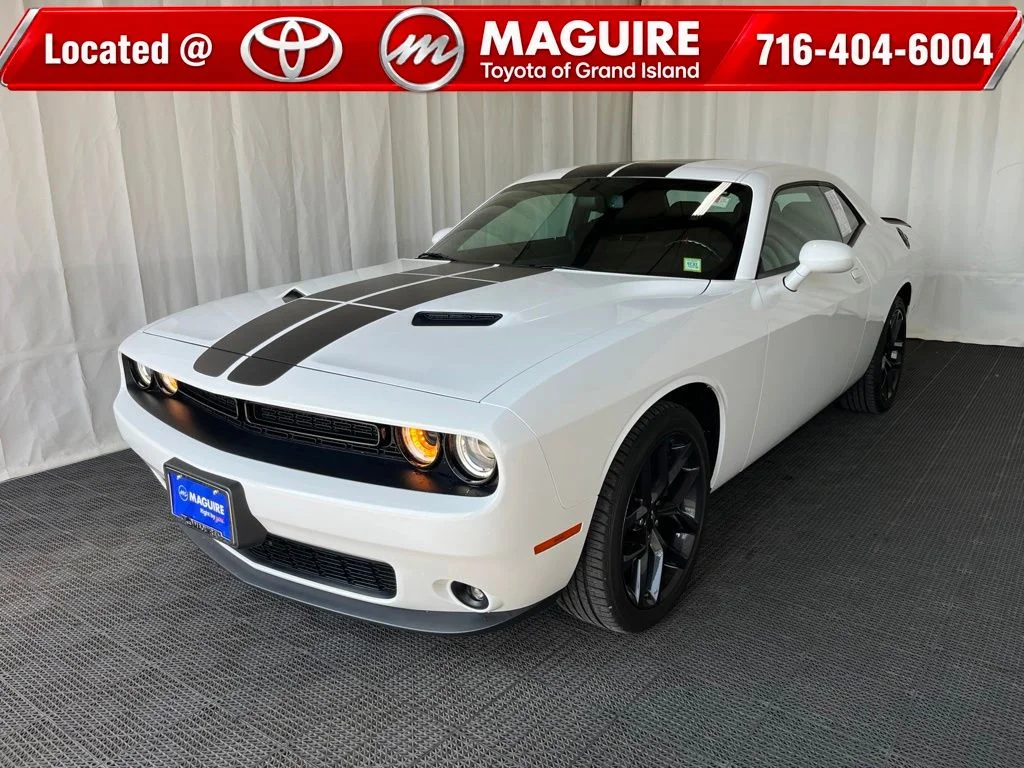 Used 2023 White Dodge SXT image 1