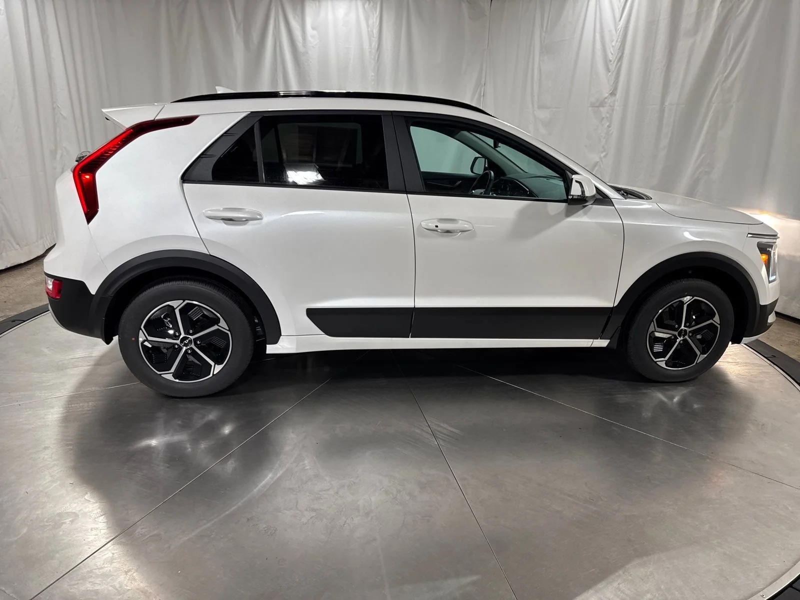 New 2026 Snow White Pearl Kia EX image 9