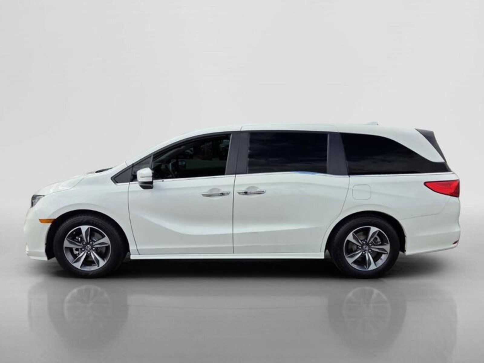 Used 2018 PEARL WHITE Honda Touring image 2