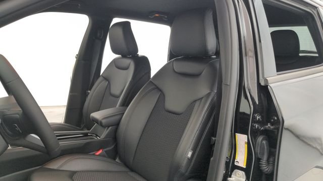 Used 2022 Black Jeep Latitude image 19