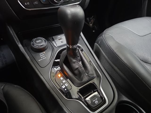 Used 2019 Diamond Black Crystal Pearlcoat Jeep Limited image 23