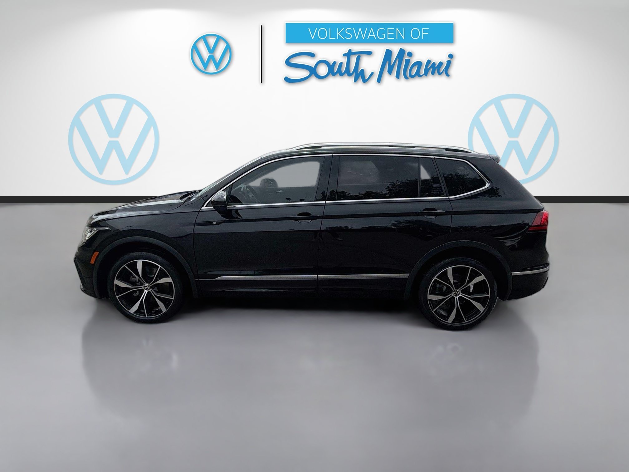 Certified Used 2024 Deep Black Volkswagen SEL R-Line image 4