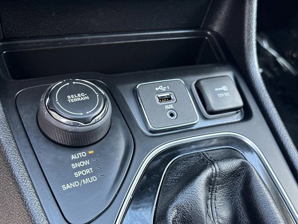 Used 2019 White Jeep Limited image 23