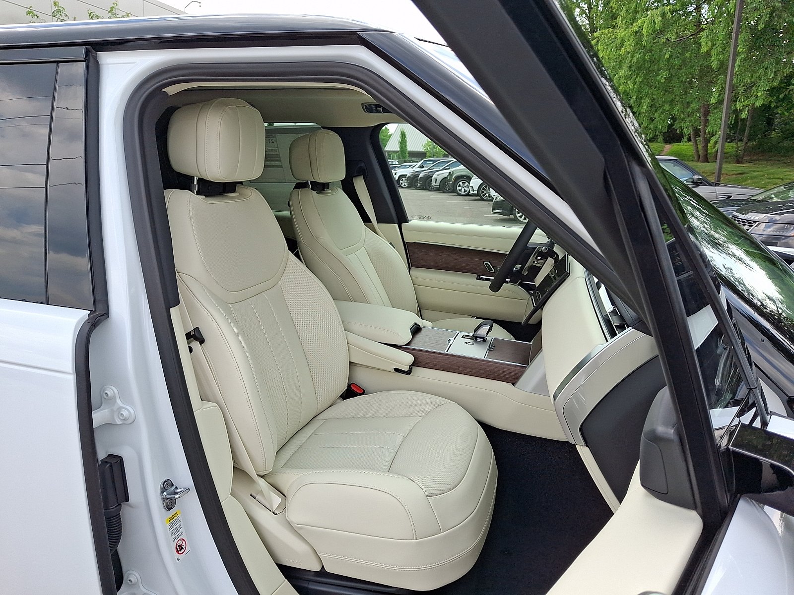New 2026 Fuji White Land Rover P400 SE image 3