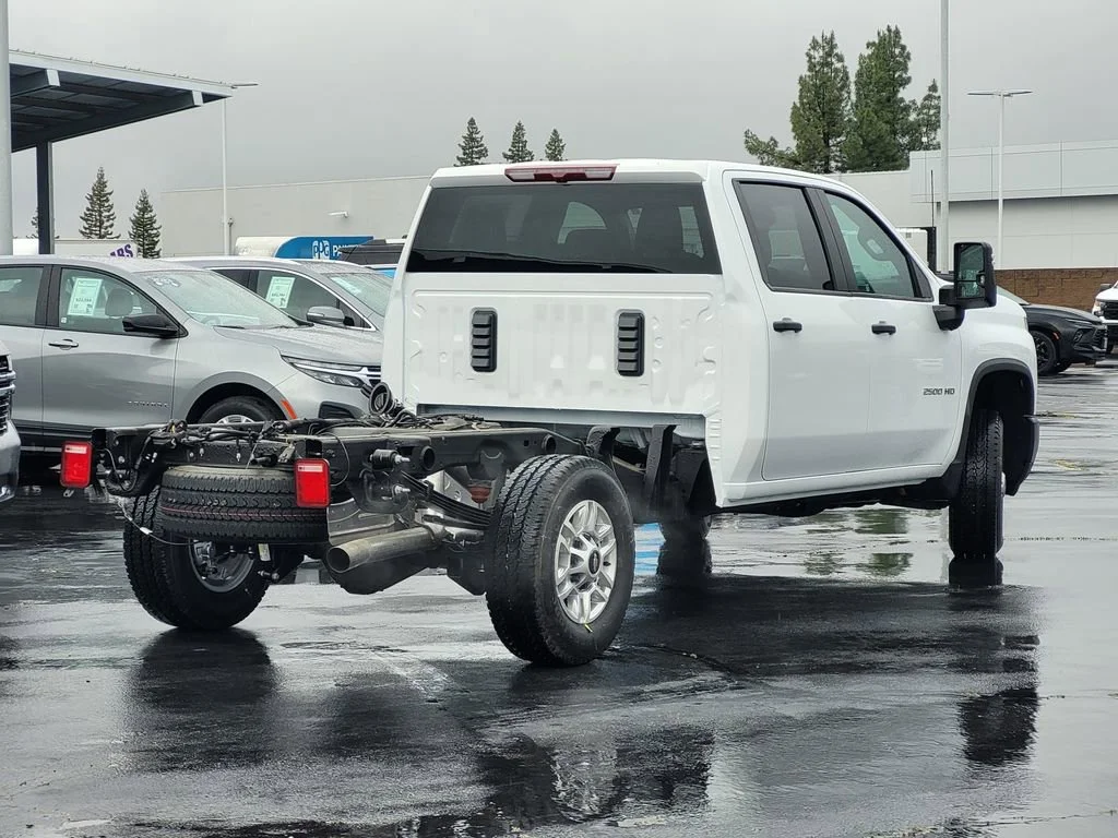 New 2026 Summit White Chevrolet WT image 4