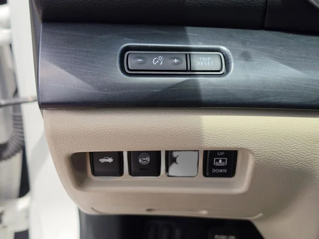 Used 2023 White Nissan Platinum image 39
