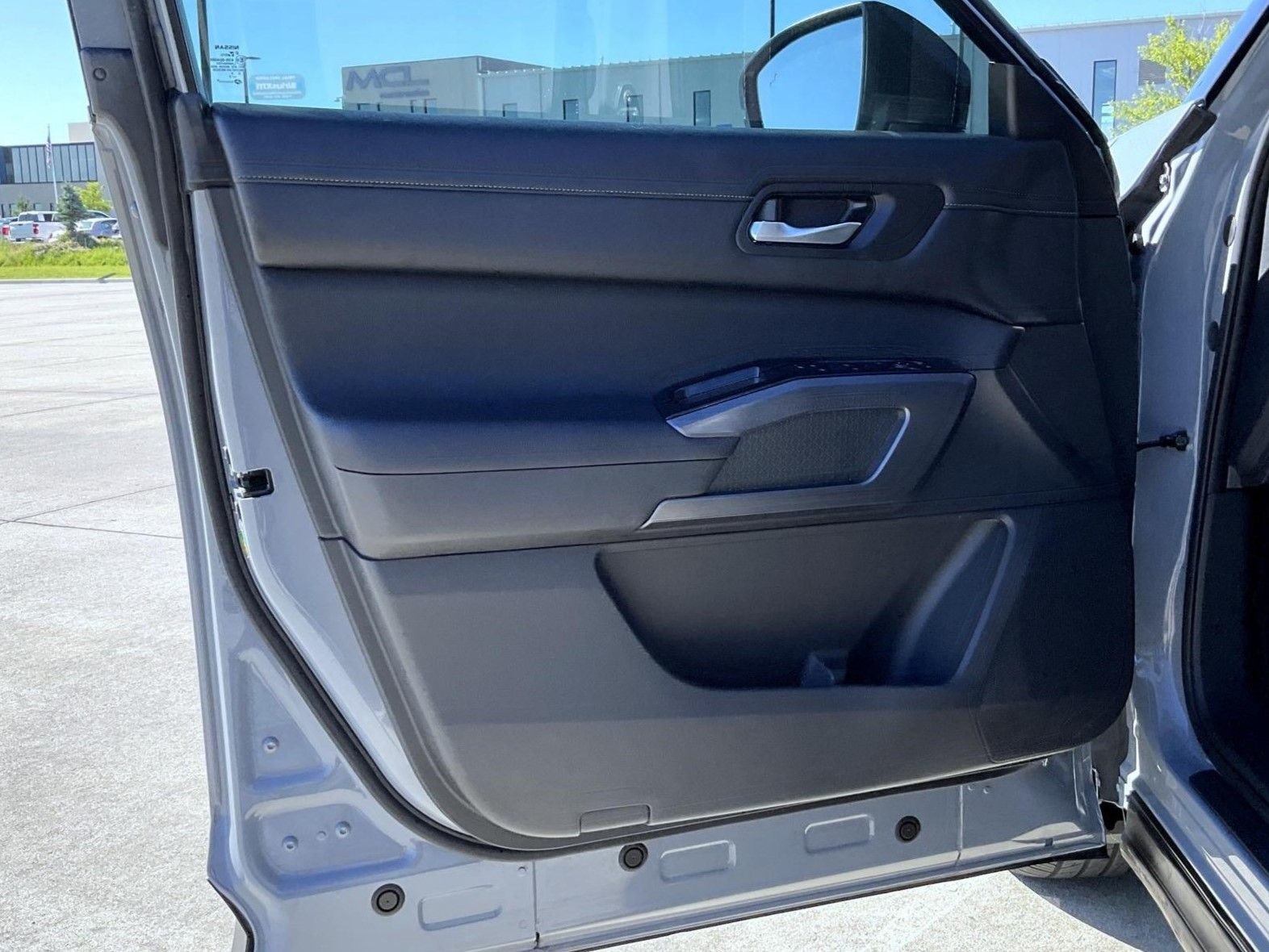 Used 2023 Gray Nissan SL image 9