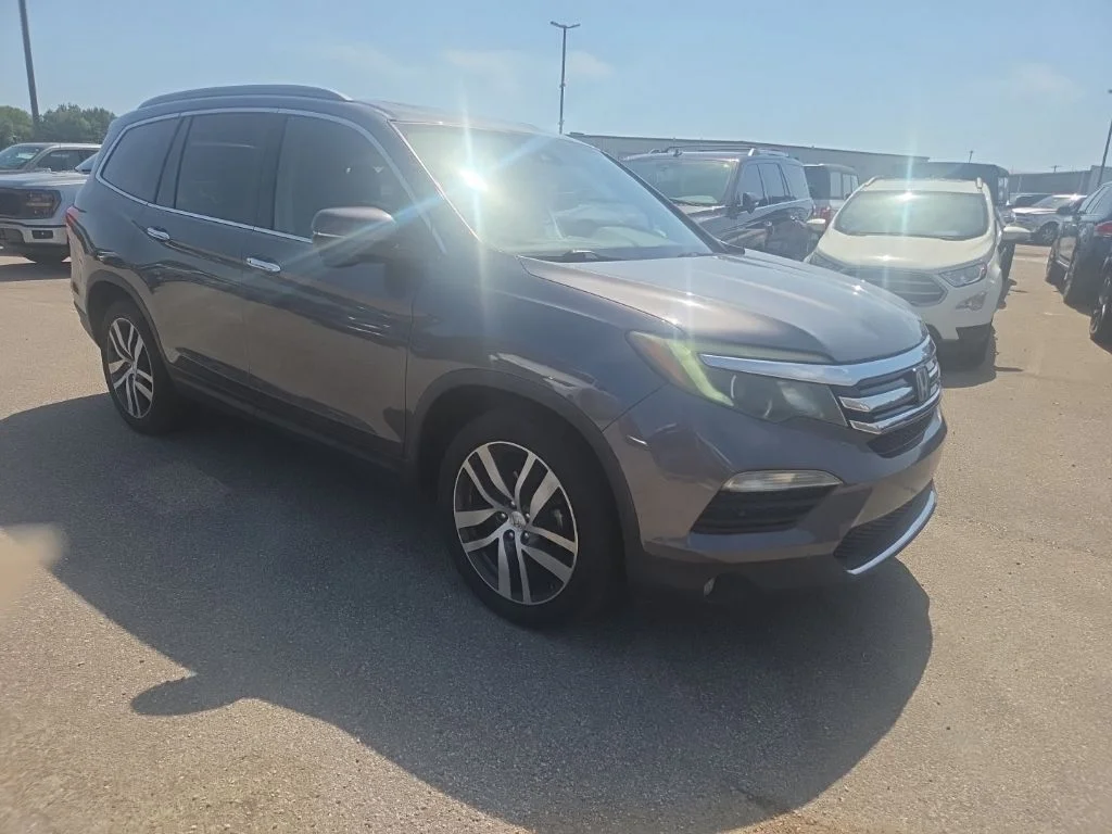 Used 2017  Honda Touring image 10