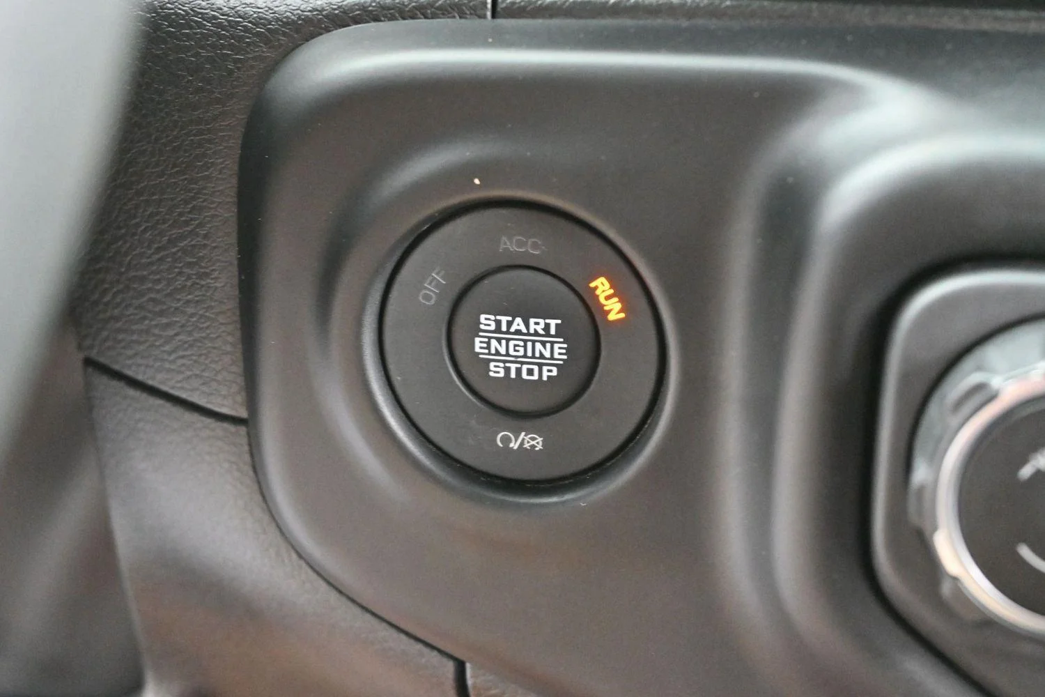 Used 2023 White Jeep Sahara Altitude image 26