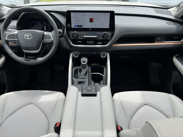 Certified Used 2025 WIND CHILL PEARL Toyota Limited image 5