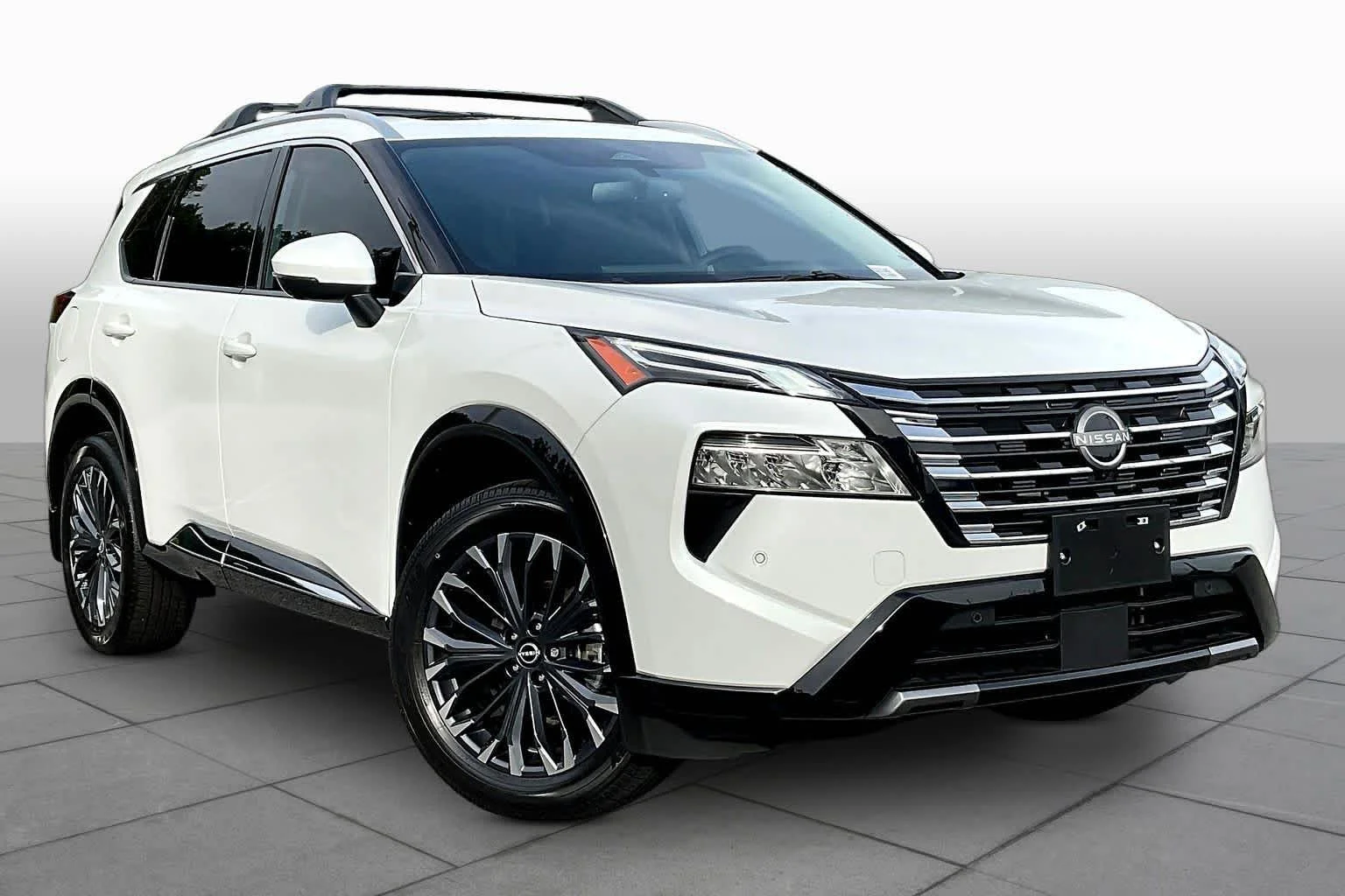 Used 2025 Everest White Pearl Nissan Platinum image 5