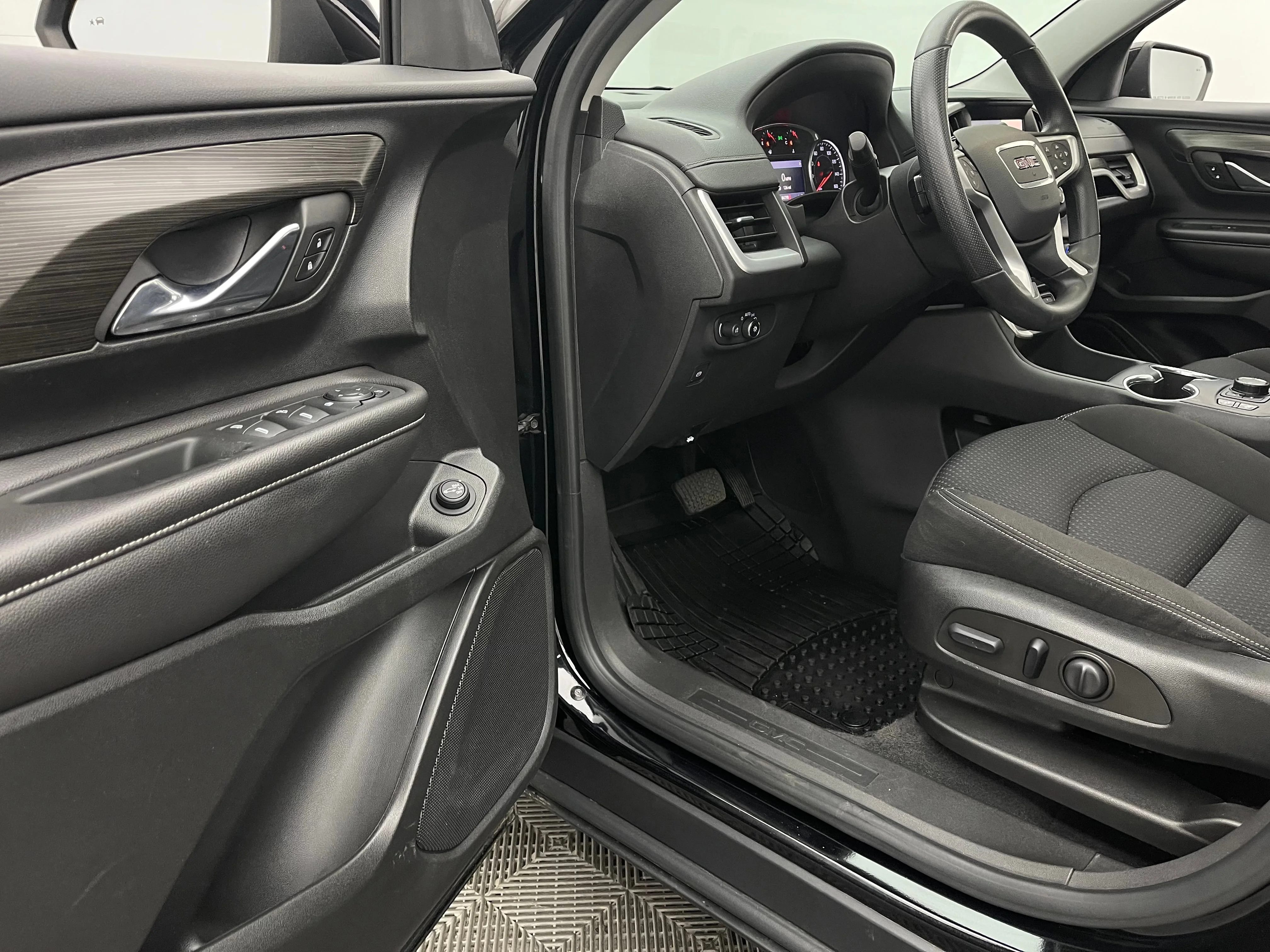 Used 2022 Ebony Twilight Metallic GMC SLE image 16