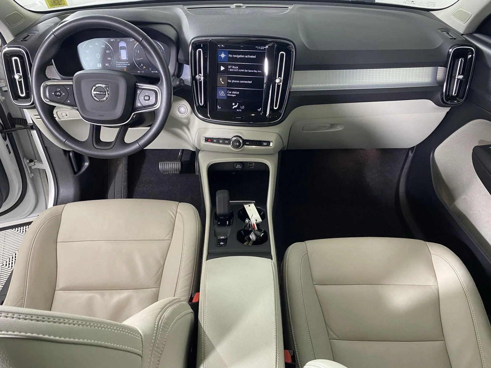 Used 2022 Crystal White Metallic Volvo Momentum image 24