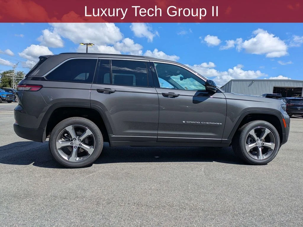 New 2026 Baltic Gray Metallic Clear-Coat Exterior Paint Jeep Limited image 5