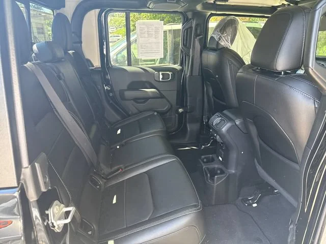 Used 2022 Black Clearcoat Jeep Overland image 10