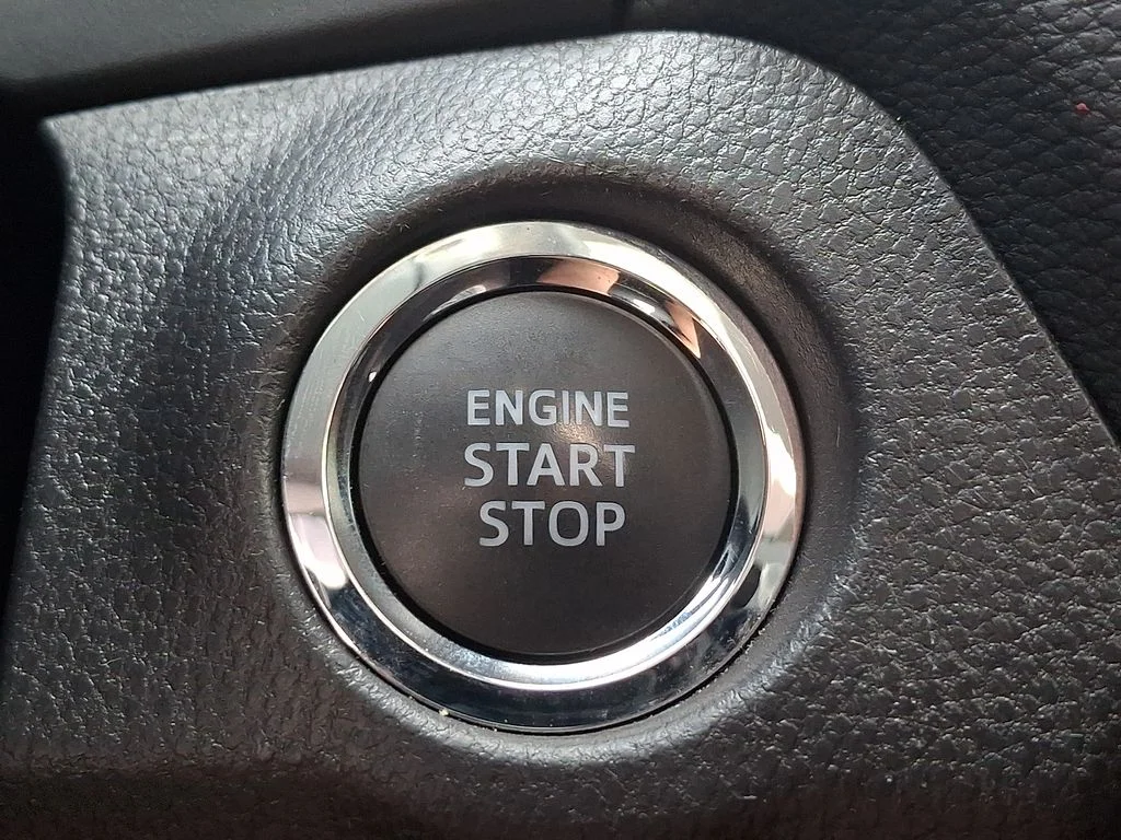 2025 Toyota RAV4 XLE - Photo 22