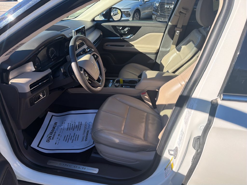 Used 2022 White Lincoln Standard image 13